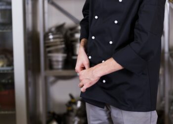 Uniformes de cocina: personalización (bordado vs serigrafía) y qué queda más profesional