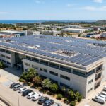 Paneles solares instalados en la cubierta de una empresa